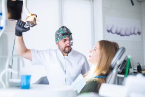 Implant dentaire ou dentier : quelle est la meilleure solution pour vous ?
