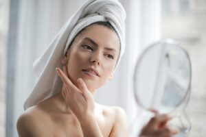 5 façons dont les soins de la peau contribuent au bien-être général à l’ère du numérique