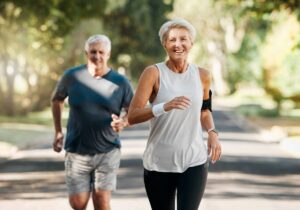 Reprendre une activité physique après 50 ans : conseils et précautions