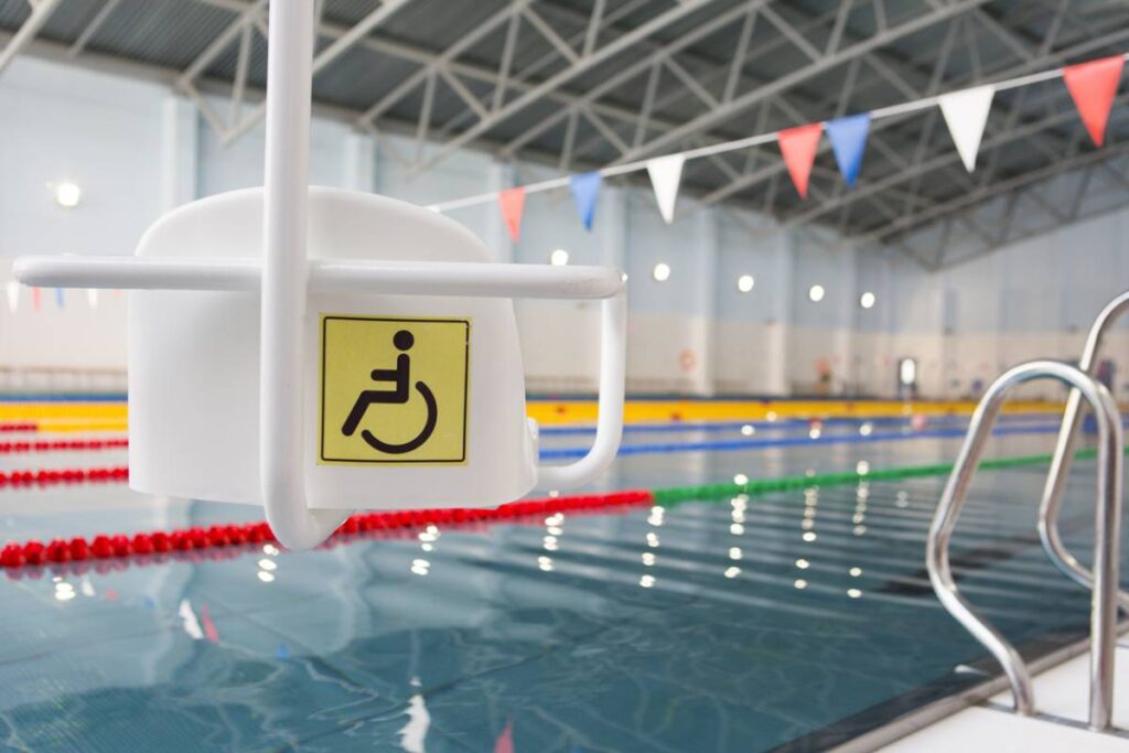 Accéder à la piscine sans marche : fauteuils adaptés pour tous terrains