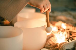 Comment débuter avec les bols chantants en cristal ?