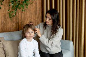 Éliminer poux et lentes sans agresser les cheveux fragiles