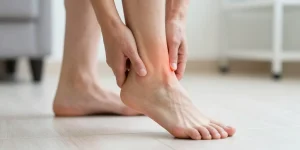 Douleur nerveuse au dessus du pied en marchant : pourquoi votre diagnostic initial est probablement faux
